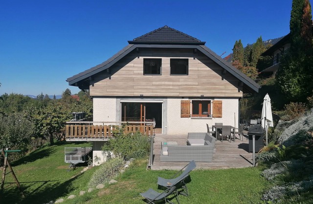 Large family home between lakes and mountains