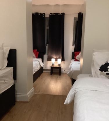 Large Family Home, Pet Friendly, 4 Bed 2 Bath House, Sleeps 10, Free Wi-Fi, Free Parking