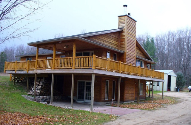 Large Family Home. Wrap Around Deck! Gas Fireplace! 3ooo Sq.ft