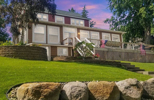 Large Family Lake Oasis with exquisite log furniture charm!