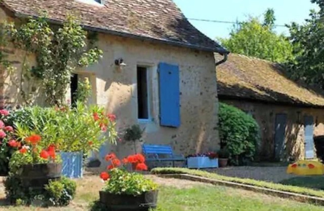 Large gîte with swimming pool, Pays de Loire, for 8 adults and 1 child