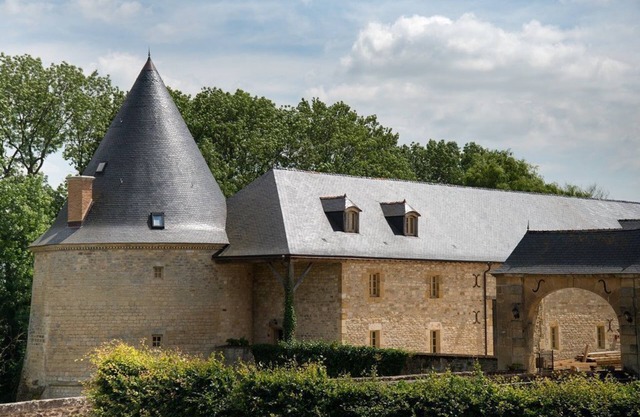 Large gîte with indoor swimming pool