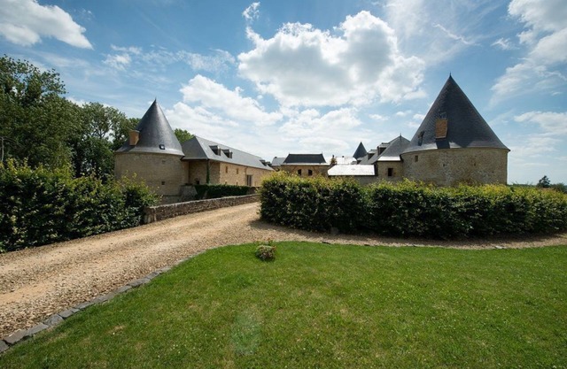 Large gîte with indoor pool and sauna