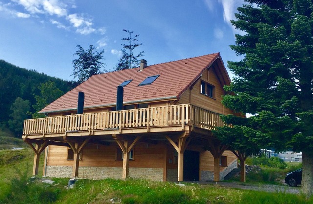 LARGE GROUP GITE FOR 15 PEOPLE 7 ROOMS CLOSE SKI RUNS LA BRESSE