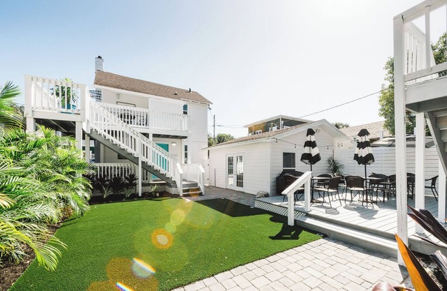 Large Historic Downtown Bungalow- 5BR!