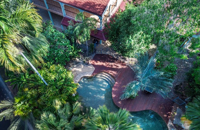 Large holiday home with 5 bedrooms and granny flat with 2 bedrooms. Large pool