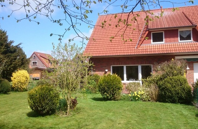 Large holiday home for 6 people & with dog in Sande (Friesland, North Sea)