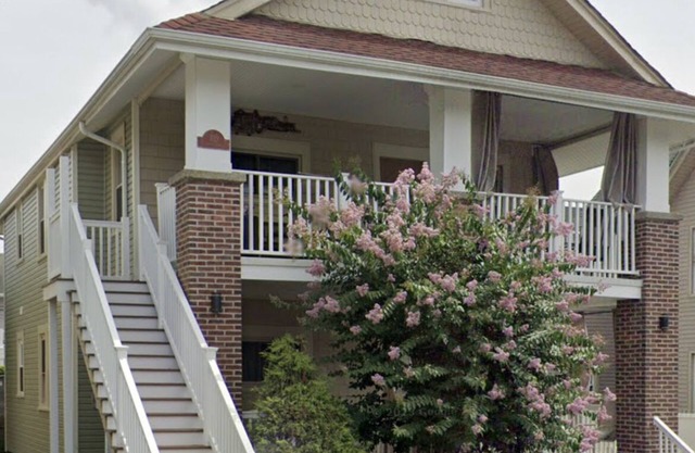 Large home 8 bedrooms, sleeps 17 Northend solitute, but close to all the action!