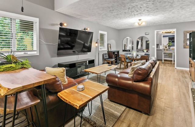 Large home centrally located; walk to Zoo, Sunken Gardens or Telegraph District.