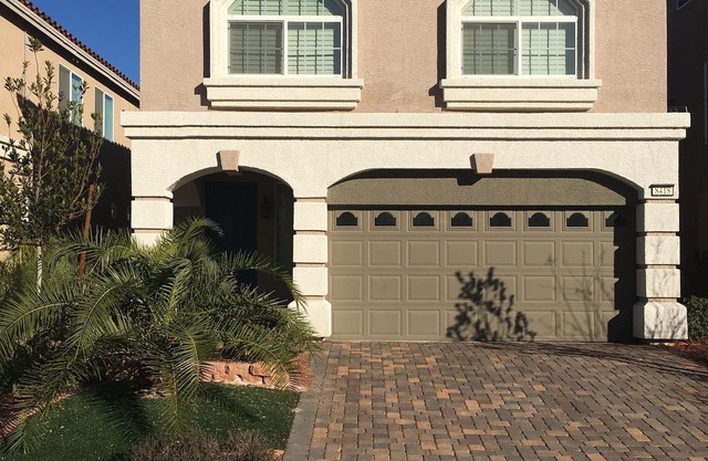 Large Home Minutes From The Strip!