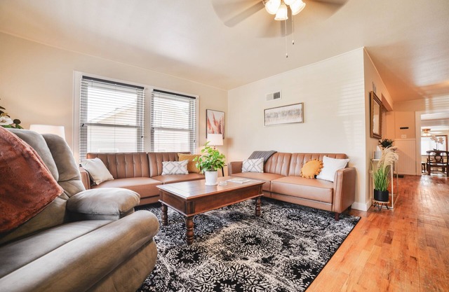 Large Home next to Southeast Hospital - 2 King Beds - Fast Wifi