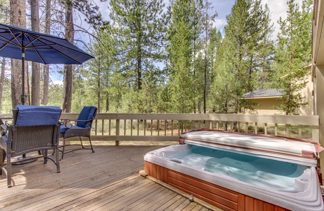 Large home with private hot tub, shared pool, & SHARC passes - dogs welcome