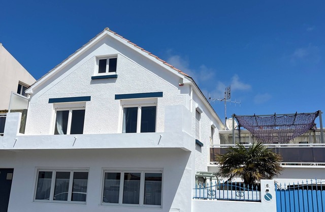 Large house in the heart of the village 700m from the beach