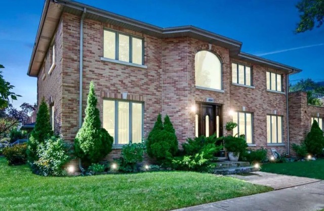Large house in Chicago suburbn
