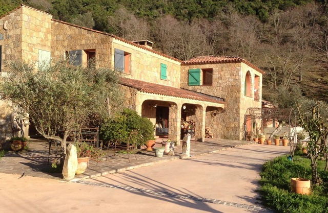 large house of 300 m2 with pool sea view