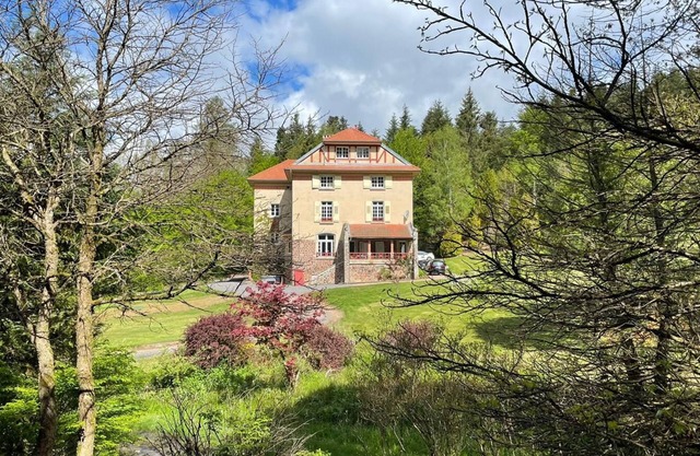 Large house of 650m2 in lush greenery surrounded by forests and lakes