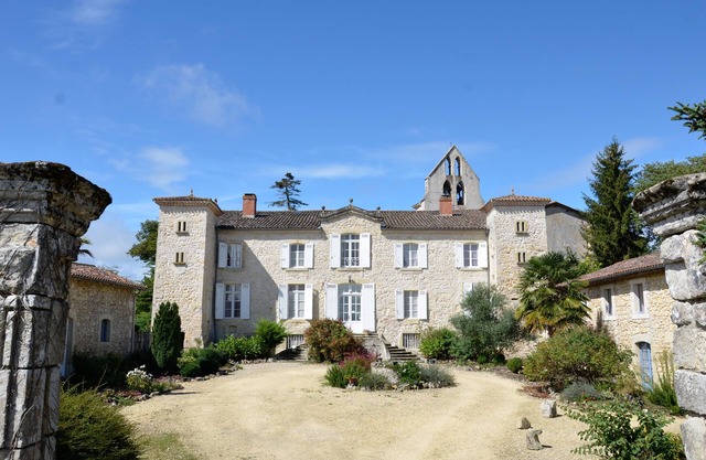 Large House of character in the heart of Aquitaine, large swimming pool, park.