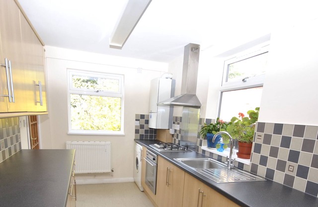 Large House & Parking - Excellent Transport Links