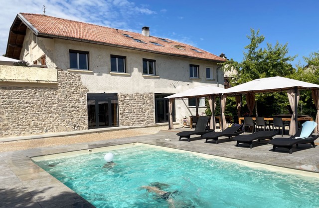Large house with a pool for groups of friends and families, seminars.