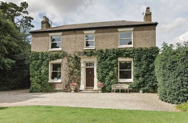 Large House with Garden & Outdoor Furniture - Ideal for Families & Dog Friendly