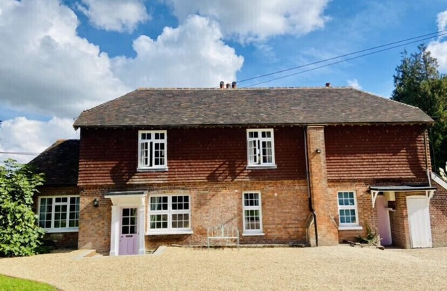 Large house with tennis court in Wadhurst. Sleeps up to 10. Near to Bewl Water.