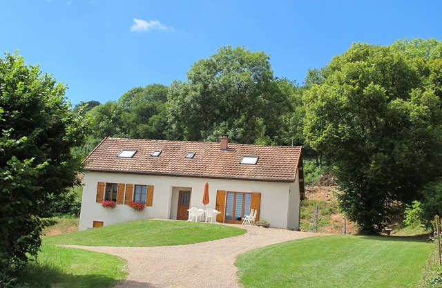 Large individual quiet house near the woods, pedestrian and mountain bike paths