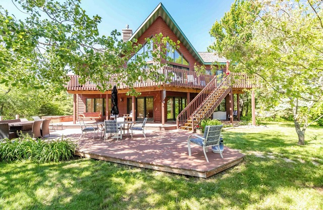 LARGE LAKEFRONT HOME ON LAKE PETENWELL WITH VOLLEYBALL COURT *NEW DISCOUNTED WINTER RATE*
