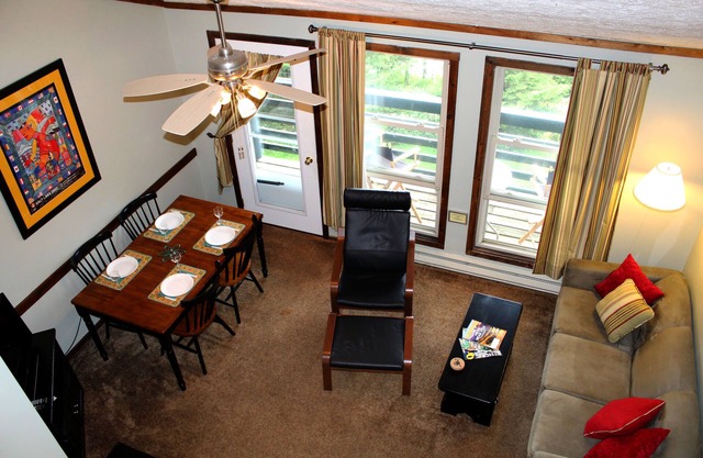 Large Loft Condo, 2 Baths, 3 Sleeping Areas, Steps to the Slopes, Amazing Views!