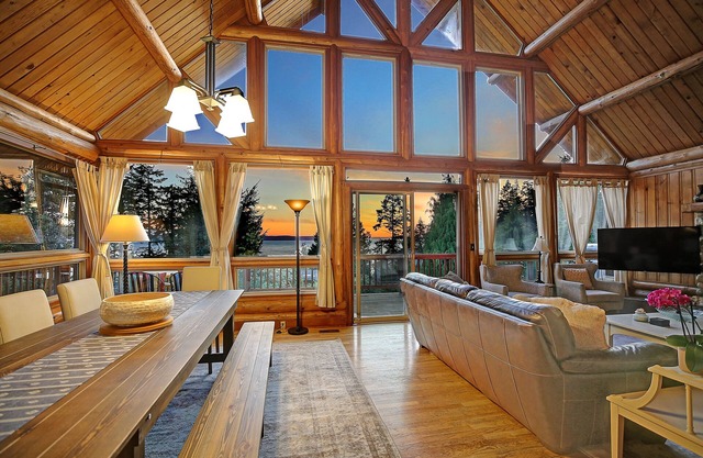 Large Log Cabin w/Ocean Views, indoor/outdoor games, 5mins walk to beach