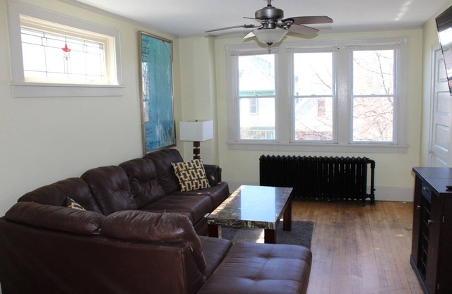 Large Lower East Side MKE flat (sleeps 10) near Brady Street & N Water Street