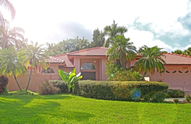 Large, Lush Waterfront Home Heated Pool: Near Casey Key, beaches, shops, food