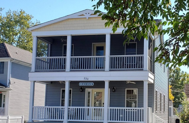 Large Luxury 4 bed/3 bath Beach House-2 Blocks to beach, 1 Block to Bay