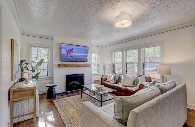 Large luxury Home - Walk to Campus/Stadium in the Heart of Norman