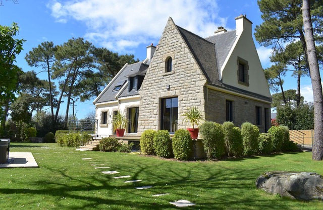 Large luxury villa with Jacuzzi sleeps 11 near beach Morbihan sud