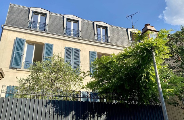 Large manor house one street from Paris 20