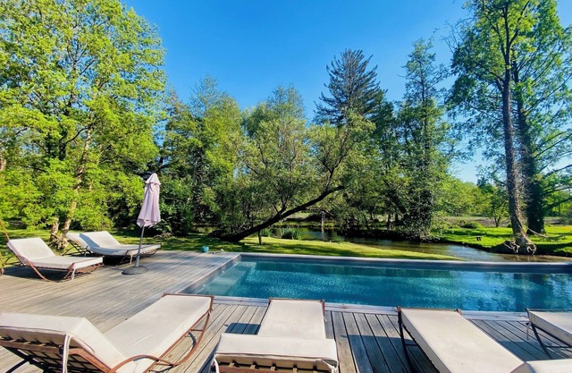 Large mill with party barn, swimming pool, spa, tennis, pétanque, billiards.