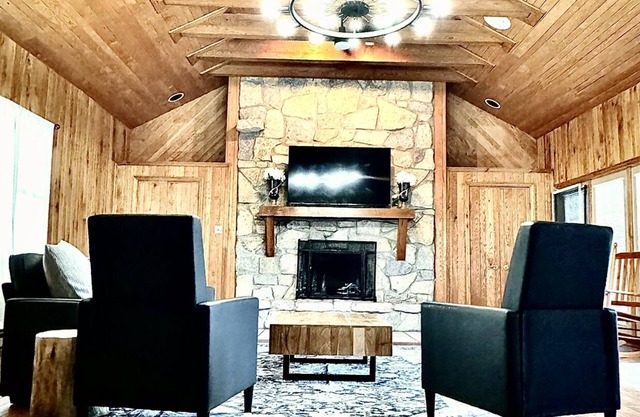 Large Modern Cabin w/balcony & large entertainment areas-hot tub and pool table!