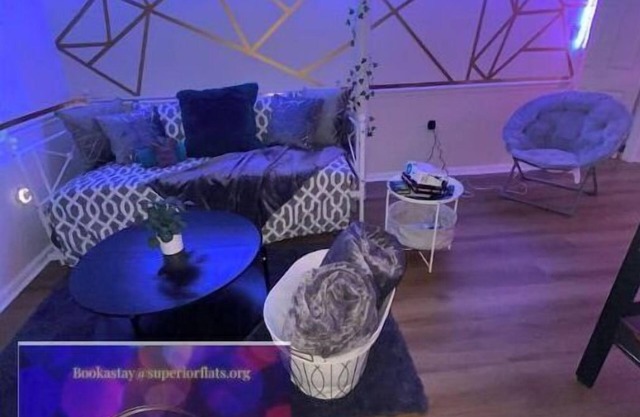 Large Modern Garden Level apt sleeps 8, 6 beds, 2 bath w/entertainment room