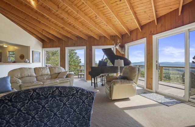 Large Mountain Retreat Spectacular Views King Suite Spa!