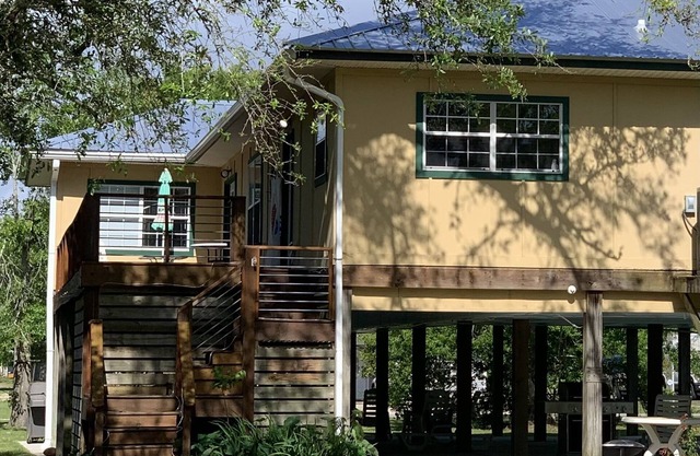 Large New post Katrina build. Family friendly. Close to Waveland Beach.