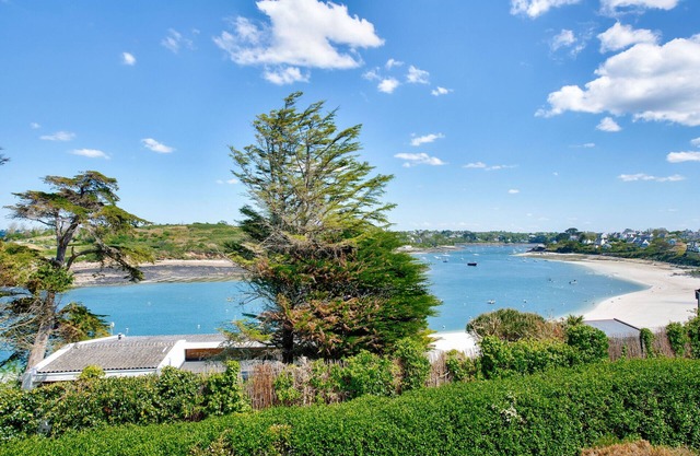 Large oceanfront house with garden for 11