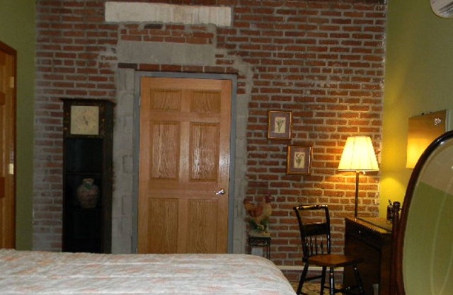 Large One Bdrm Condo In Historic Building- Many Outdoor Activities