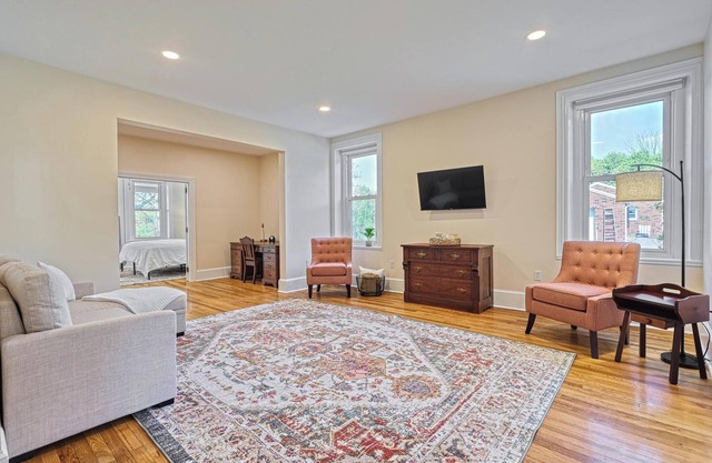 Large One Bedroom Suite in Historic Farmhouse - Family Friendly!