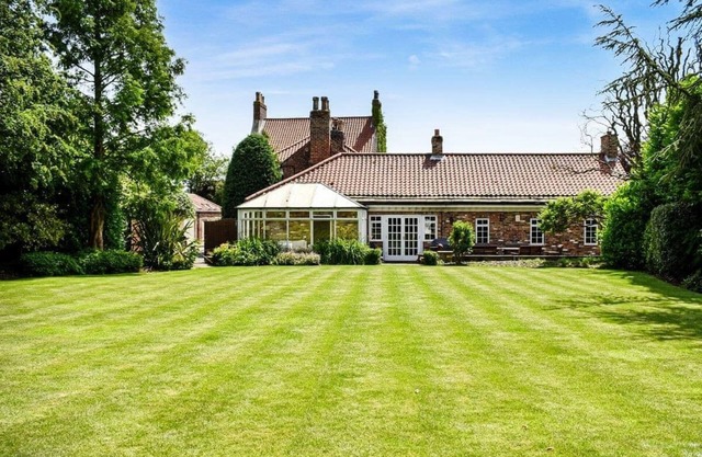 Large open plan cottage in conservation village just outside York. 3 night deals