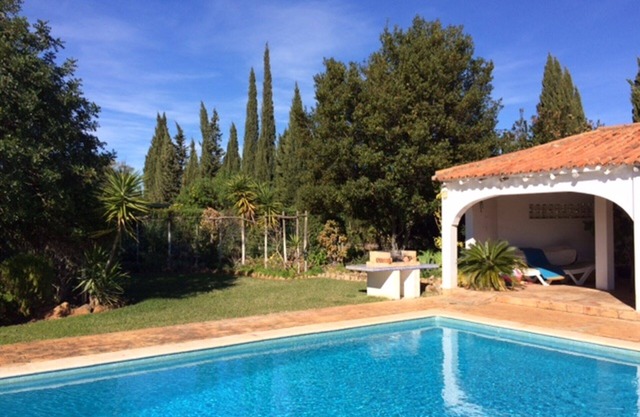 Large private villa with swimming pool, large garden, four bedrooms, lounge and dining room. Calmly