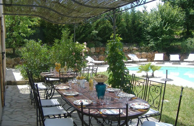 Large Provencal country house in a wooded park with very large swimming pool