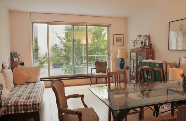 Large, quiet and bright two-room apartment with balcony overlooking the garden 5 minutes from the Sacré Coeur