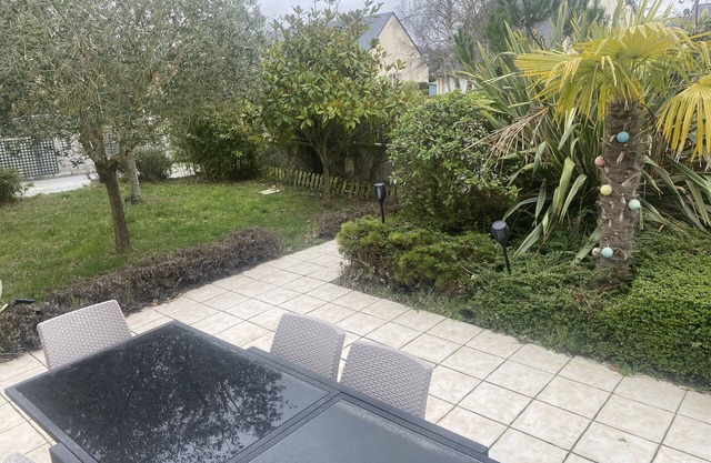 Large, quiet house 5 minutes' walk from the beach