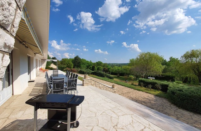 Large quiet property with Castle View