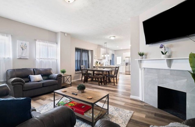 Large Remodeled 4 Bedroom! Only 7 Minutes to Downtown!